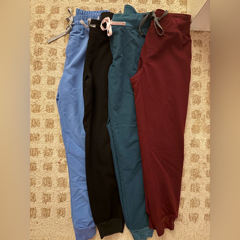 Lot of 4 Zamora Jogger Figs Pants in S with 1 Top